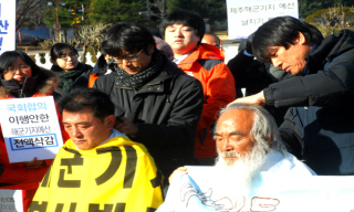 문정현·문규현 신부, ‘해군기지 저지’ 삭발 단식농성 돌입