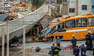 월드컵 개최도시 고가 붕괴... 20여 명 사상