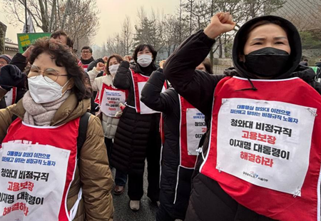 대통령 청와대 복귀, 개방업무 하던 비정규직 노동자들 고용보장 촉구 삼보일배