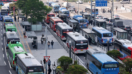 버스를 필수공익사업으로? “정책 실패 가리려 노동자 파업권 제한”