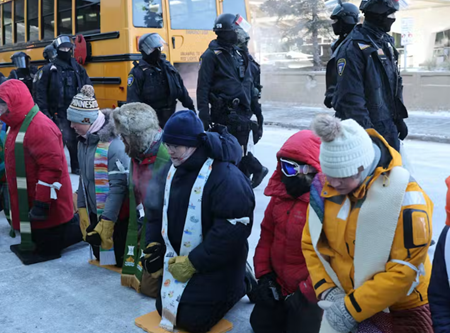 세계 분쟁 지역의 비폭력 전략을 따르는 반ICE 시위대