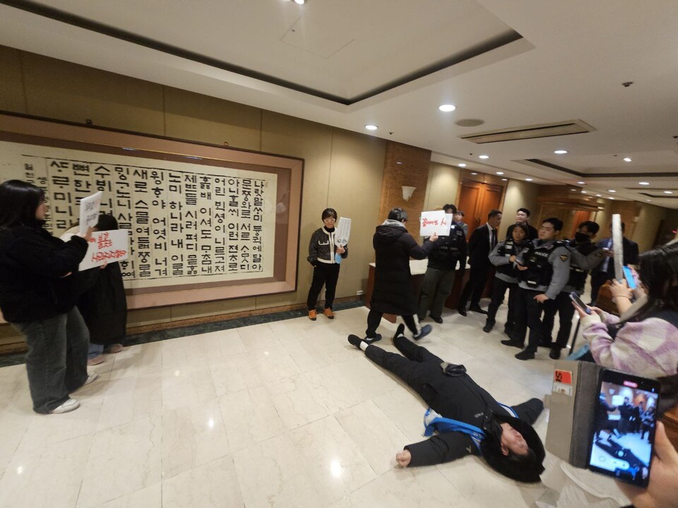 경찰, 세종호텔 해고노동자·연대 시민 수갑 채워 집단 연행
