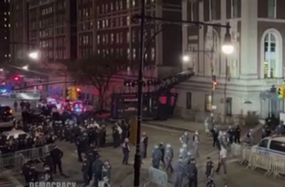 뉴욕 경찰, 캠퍼스 야영지 강제 철거 300명 연행